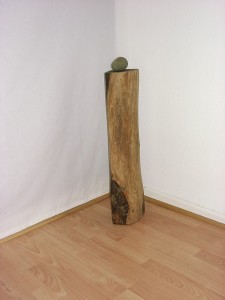 Eichensäule mit Stein         